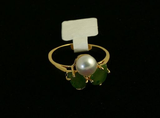 Позолоченное кольцо из сплава с нефритом и жемчугом 44388 купить в магазине Самоцветы мира