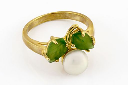 Позолоченное кольцо из сплава с нефритом и жемчугом 44390 купить в магазине Самоцветы мира
