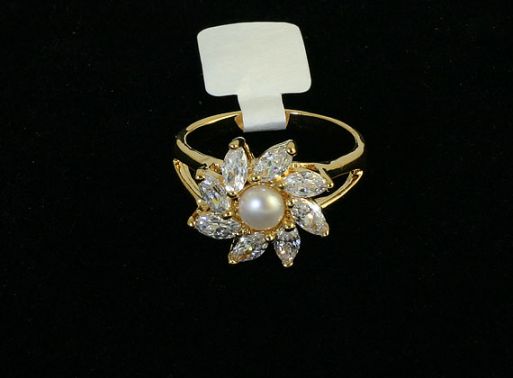 Позолоченное кольцо из мельхиора с жемчугом 44413 купить в магазине Самоцветы мира