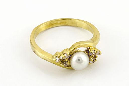 Позолоченное кольцо из сплава с жемчугом 44425 купить в магазине Самоцветы мира