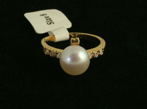 Позолоченное кольцо из сплава с жемчугом 44449 купить в магазине Самоцветы мира