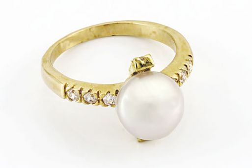 Позолоченное кольцо из сплава с жемчугом 44451 купить в магазине Самоцветы мира