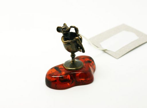 Бронзовую фигурку с янтарем мышь в рюмке 44588 купить в магазине Самоцветы мира