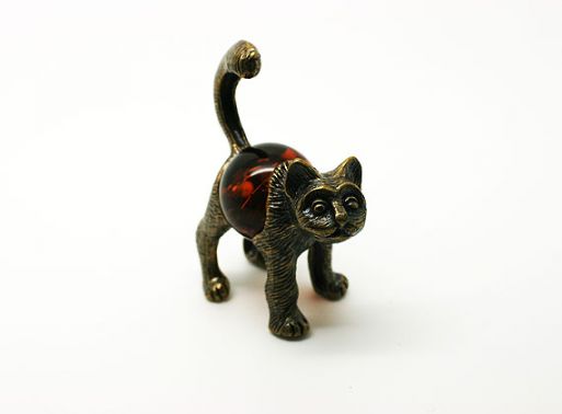 Бронзовую фигурку с янтарем кот 44602 купить в магазине Самоцветы мира