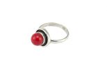 Кольцо из серебра с кораллом красным шар 8 мм кнопка 44730
