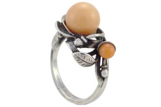 Серебряное кольцо с розовым кораллом 44762 купить в магазине Самоцветы мира