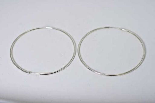 Серебряные серьги-кольца диаметром 50 мм.
