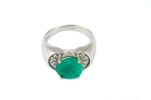 Серебряное кольцо с изумрудом и фианитами 44936 купить в магазине Самоцветы мира