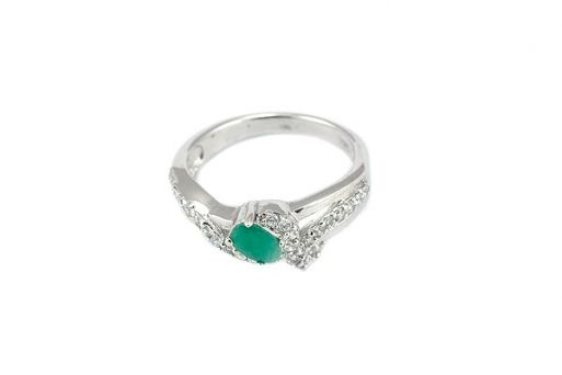 Серебряное кольцо с изумрудом и фианитами 44945 купить в магазине Самоцветы мира