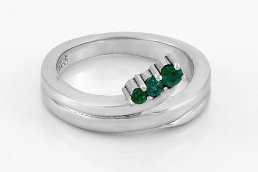 Серебряное кольцо с изумрудом 44988 купить в магазине Самоцветы мира