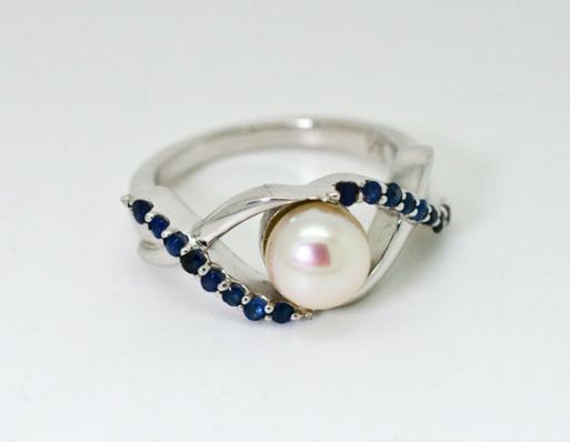 Серебряное кольцо с жемчугом и  сапфиром 61182 купить в магазине Самоцветы мира