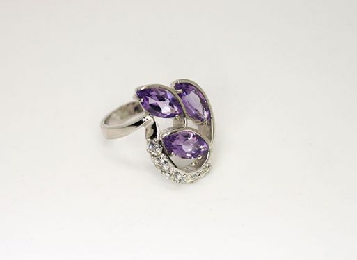 Серебряное кольцо с аметистом и фианитами 45114 купить в магазине Самоцветы мира