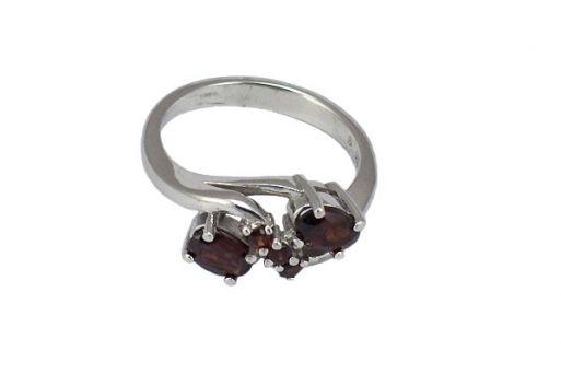Серебряное кольцо с гранатом 45179 купить в магазине Самоцветы мира
