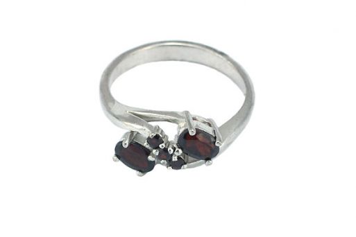 Серебряное кольцо с гранатом 45181 купить в магазине Самоцветы мира