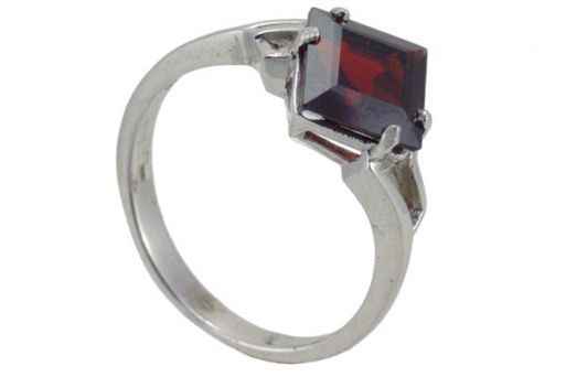 Серебряное кольцо с гранатом 45190 купить в магазине Самоцветы мира