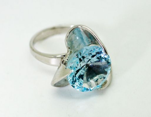 Серебряное кольцо с топазом 45260 купить в магазине Самоцветы мира