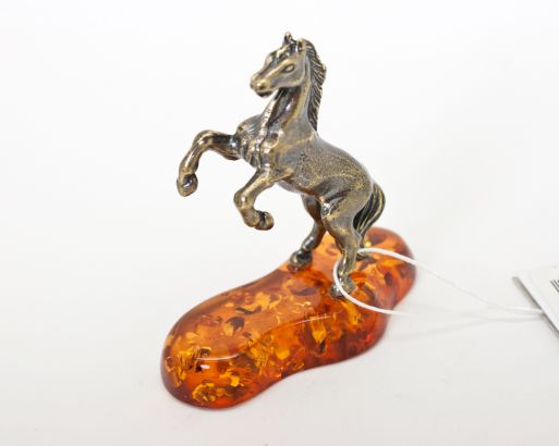 Сувенир янтарь лошадь на подставке 151* ― Самоцветы мира