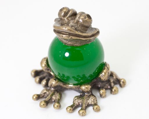 Сувенир хризопраз лягушка на шарике7,301-B 57301 ― Самоцветы мира