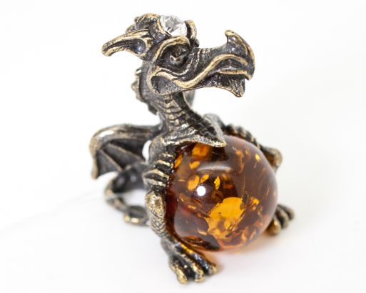 Сувенир янтарь дракон с шариком . 7,06-B 50706 ― Самоцветы мира