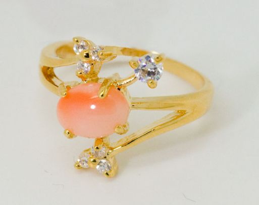 Позолоченное кольцо из сплава с кораллом 46093 купить в магазине Самоцветы мира