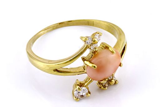 Позолоченное кольцо из сплава с кораллом 46094 купить в магазине Самоцветы мира