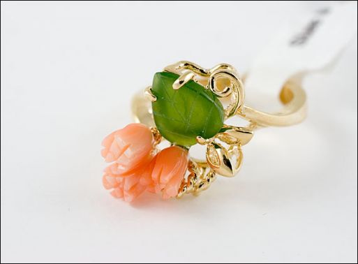 Позолоченное кольцо из мельхиора с нефритом и кораллом 4645 купить в магазине Самоцветы мира