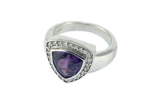 Серебряное кольцо с александритом и фианитами 46553 купить в магазине Самоцветы мира