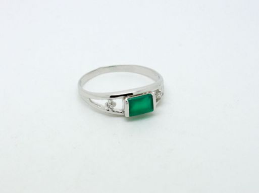 Серебряное кольцо с зелёным агатом и фианитами 46700 купить в магазине Самоцветы мира