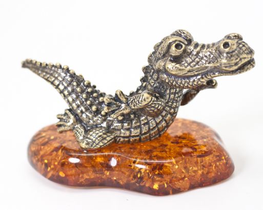 Сувенир янтарь Крокодил 268 ― Самоцветы мира