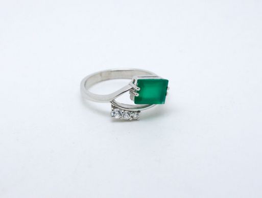 Серебряное кольцо с зелёным агатом и фианитами 46788 купить в магазине Самоцветы мира