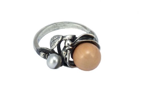 Серебряное кольцо с розовым кораллом 46923 купить в магазине Самоцветы мира