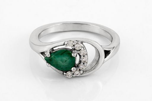 Серебряное кольцо с изумрудом и фианитами 47358 купить в магазине Самоцветы мира
