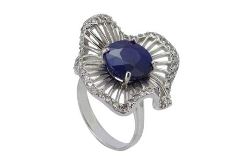 Серебряное кольцо с сапфиром и фианитами 47441 купить в магазине Самоцветы мира