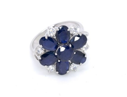 Серебряное кольцо с сапфиром и фианитами 47444 купить в магазине Самоцветы мира