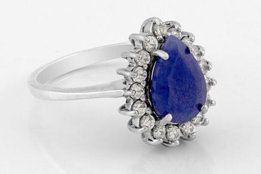 Серебряное кольцо с сапфиром и фианитами 47459 купить в магазине Самоцветы мира