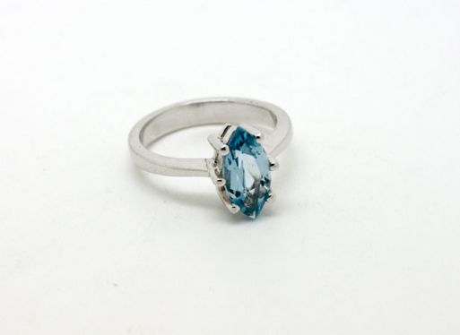 Серебряное кольцо с топазом 47493 купить в магазине Самоцветы мира