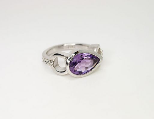 Серебряное кольцо с аметистом и фианитами 47592 купить в магазине Самоцветы мира