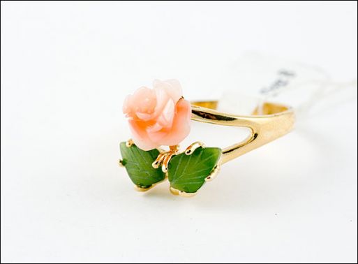 Позолоченное кольцо из мельхиора с нефритом и кораллом 4761 купить в магазине Самоцветы мира