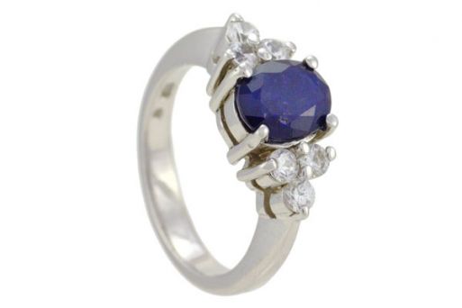 Серебряное кольцо с сапфиром и фианитами 47614 купить в магазине Самоцветы мира