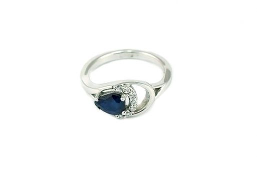 Серебряное кольцо с сапфиром и фианитами 47616 купить в магазине Самоцветы мира