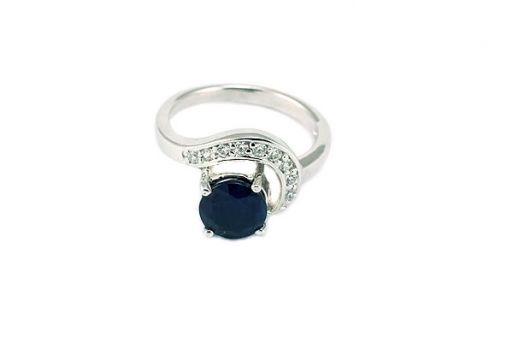 Серебряное кольцо с сапфиром и фианитами 47619 купить в магазине Самоцветы мира