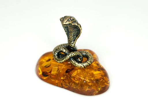 Сувенир янтарь змейка кобра.