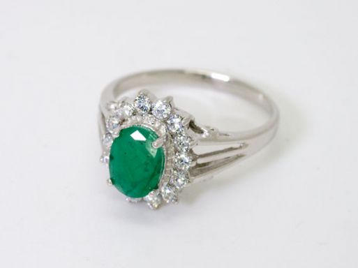 Серебряное кольцо с изумрудом и фианитами 47917 купить в магазине Самоцветы мира