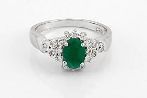 Серебряное кольцо с изумрудом и фианитами 47924 купить в магазине Самоцветы мира