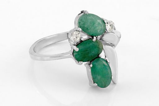 Серебряное кольцо с изумрудом и фианитами 47929 купить в магазине Самоцветы мира