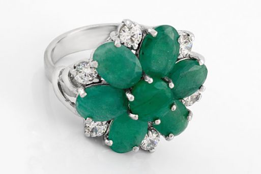 Серебряное кольцо с изумрудом и фианитами 44947 купить в магазине Самоцветы мира