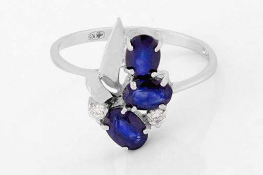 Серебряное кольцо с сапфиром и фианитами 48235 купить в магазине Самоцветы мира