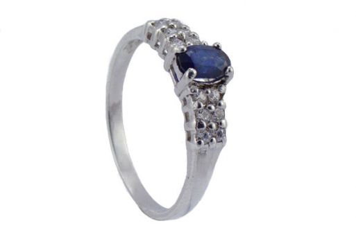 Серебряное кольцо с сапфиром и фианитами 48239 купить в магазине Самоцветы мира