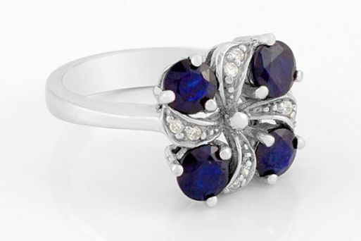 Серебряное кольцо с сапфиром и фианитами 48253 купить в магазине Самоцветы мира