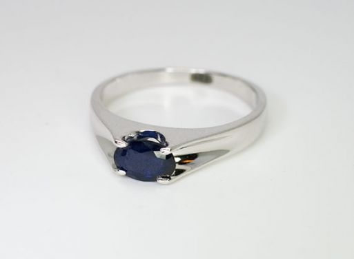 Серебряное кольцо с сапфиром 48260 купить в магазине Самоцветы мира